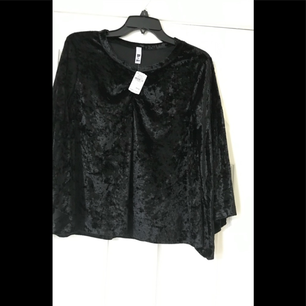 NWT Black velvet top. Sz: M